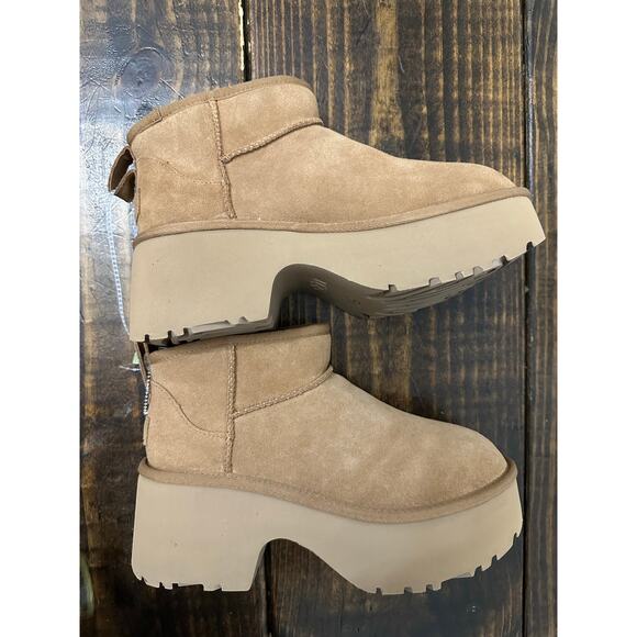 UGG Ukta Mini Heights Boots size 8 NWOB - Picture 1 of 7